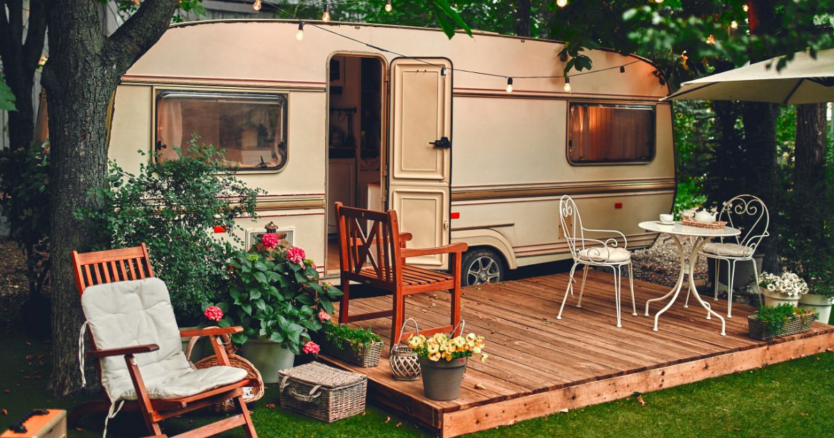foto van een camper op een veldje