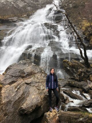 Feelgoodauteur Anika Riemens aan de voet van Schotse Steall Waterfall.