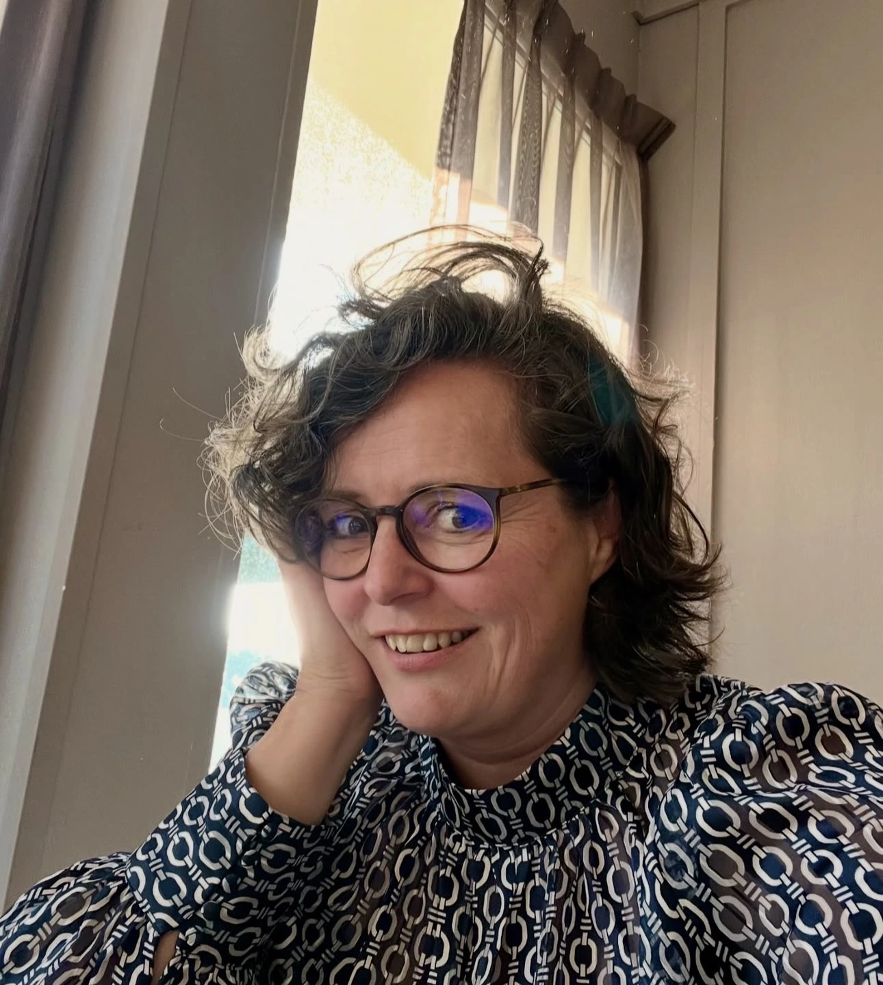 Danielle aan het schrijven