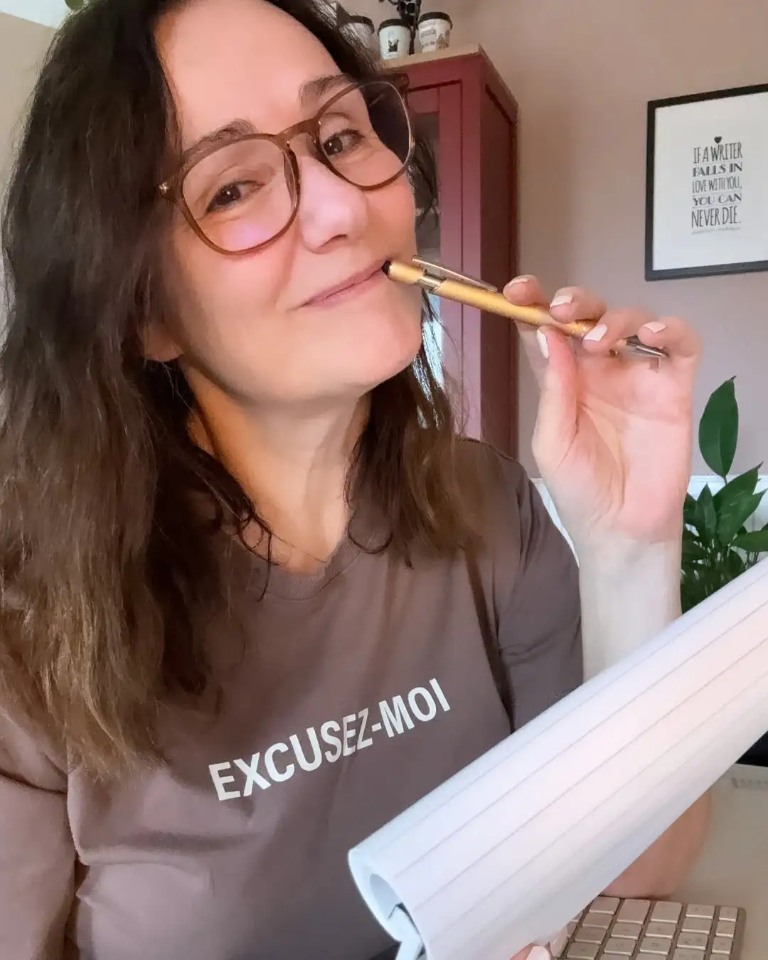 Mirjam Mieserius aan het schrijven