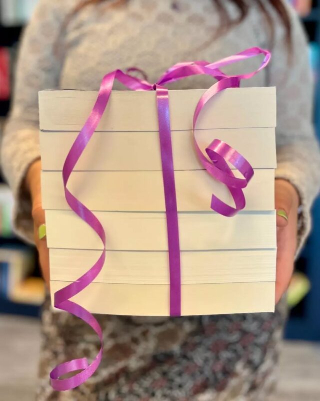 Moederdag komt eraan… en wij willen graag één bijzondere vrouw in het zonnetje zetten. We geven een stapel feelgoodboeken weg – niet voor jezelf, maar zodat jíj ze kunt geven aan iemand die veel voor jou betekent. 📚💐

Of dat nu je moeder is, je schoonmoeder, bonusmama, tante, buurvrouw of een andere vrouw die altijd voor je klaarstaat. Dit is hét moment om haar te laten weten hoeveel ze voor je betekent. Een klein gebaar, een bijzonder cadeau… puur omdat ze het verdient. ☀️💛

Hoe doe je mee:
- Volg ons (@zininfeelgood)
- Schrijf je in voor de nieuwsbrief via de link in bio
- Laat weten aan wie jij deze boeken cadeau wilt geven
- Deel dit bericht

Meedoen kan tot 7 mei 9:00 uur, de winnaar krijgt een persoonlijk bericht van ons. Succes! ✨

❗ Let op! Pas op voor scammers en nepaccounts. Wij zullen nooit een link sturen en/of vragen naar creditkaartgegevens!

#zininfeelgood #boeken #bookstagram #boekenpakket