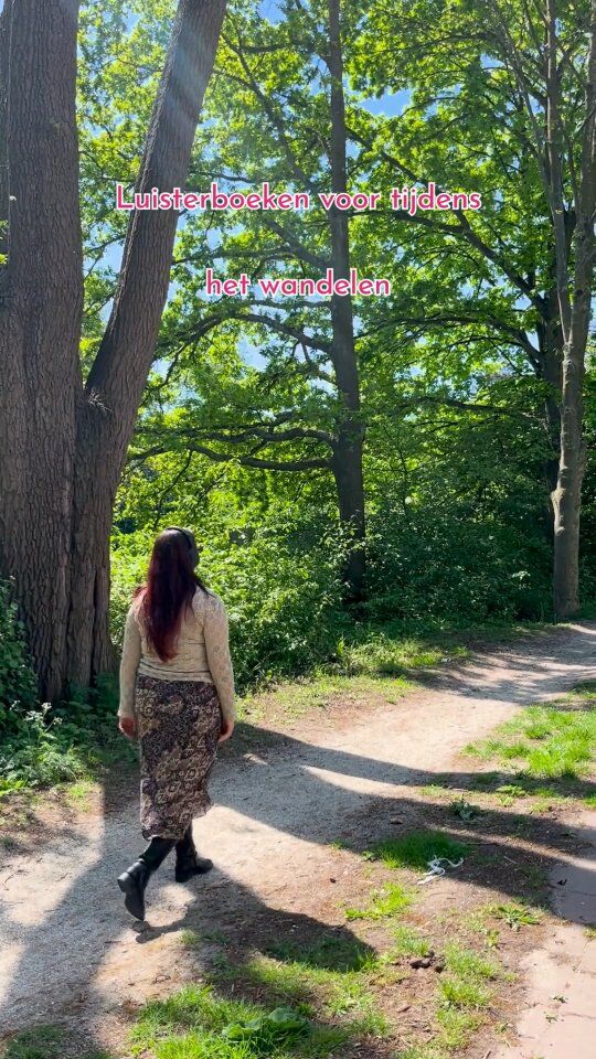 Wandelen + een goed verhaal luisteren = pure ontspanning 💛⁠
⁠
Een frisse neus, wat zon op je gezicht en intussen helemaal opgaan in een verhaal dat je meeneemt – naar een andere plek, een ander leven, een ander gevoel. Of je nu door het bos loopt, over het strand struint of gewoon een rondje door de wijk doet: een goed luisterboek maakt van elke wandeling een moment helemaal voor jezelf.⁠ 🎧 📖
⁠
Wij hebben onze favoriete feelgood luisterboeken voor je op een rij gezet, zodat jij optimaal kunt genieten van je wandeling.⁠
⁠
Zet je koptelefoon op en wandel heerlijk weg met een verhaal in je oren. 🚶‍♀️🍃

#luisterboeken #audioboeken #audiobooks #luisterboek #zininfeelgood #feelgood #zininfeelgoodboeken #samenlezen #lezenisleuk #galezen #zininlezen #wandelen⁠