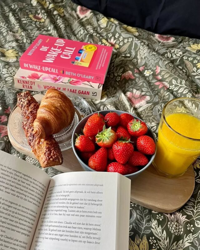 Ontbijtje op bed, een stapel kussens en een goed boek binnen handbereik. Wat wil je nog meer? 💕 

Vandaag vieren we alle moeders, bonusmama’s, oma’s, tantes, dochters en alle andere geweldige vrouwen die elke dag een beetje feelgood in de wereld brengen. Of dat nou is met een knuffel, een luisterend oor, een appje met een hartje, of een kop thee en een goed boek – jullie maken het verschil, groot of klein. 💛 

Hoe heb jij vandaag een bijzondere vrouw in het zonnetje gezet? 💐

#zininfeelgood #feelgoodboeken #feelgood #leestips #lezenisleuk #boekentips #moederdag #ontbijtopbed