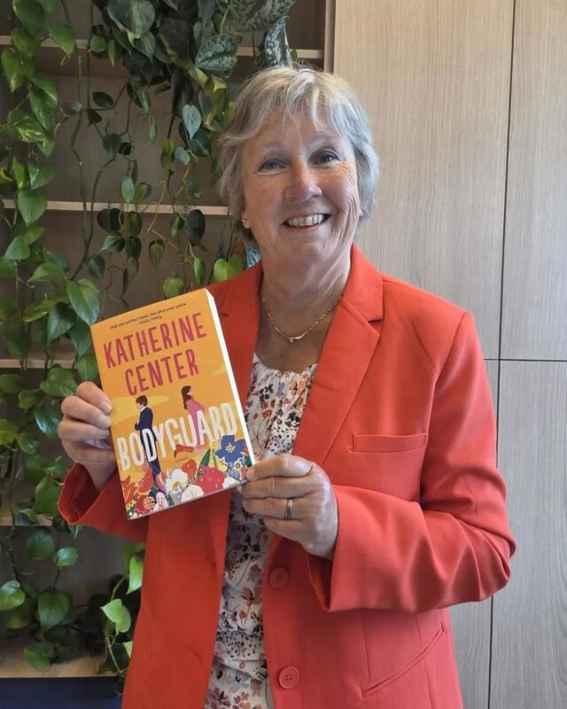 Leestips voor het lange weekend van hemelvaart! 💐

🌼 Frances tipt: 'Bodyguard' van Katherine Center
'Bodyguard' van Katherine Center is een feelgood-roman vol humor en romantiek. Wanneer bodyguard Hannah moet doen alsof ze de vriendin is van een beroemde acteur, loopt het uit de hand - vooral met haar eigen hart. Perfect voor fans van TikTok-hits en zomerse ontspanning!

🌦️ Joyce tipt: 'Rozengeur en regenwater' van Danielle van Helden
'Rozengeur en regenwater' is een heerlijk feelgoodverhaal met de nodige diepgang. Wanneer Romee een volkstuin cadeau krijgt, loopt niet alleen het onkruid flink uit de hand. Een heerlijk boek wat je gelezen moet hebben!

💋 Jyoti tipt: 'Meer dan een kus' van Vannessa Thuyns
Een heerlijke feelgood vol romantiek, sprankelende dialogen en personages die je in je hart sluit. Wanneer één onverwachte kus alles verandert, ontvouwt zich een verhaal dat je niet loslaat. Perfect voor in het zonnetje!

#zininfeelgood #feelgood #feelgoodboeken #feelgoodbooks #leestip #mustread #boeken #lezen #boekenliefhebbers #igreads #booklover #boeknerd #leesvoer #bookish #bookworm #bookaddict #leesplezier #lekkerlezen #readingtime #bookcommunity #boekenkast #bookobsessed #bookrecommendation #lezenisleuk #instaboek #boekstagram #boekentips