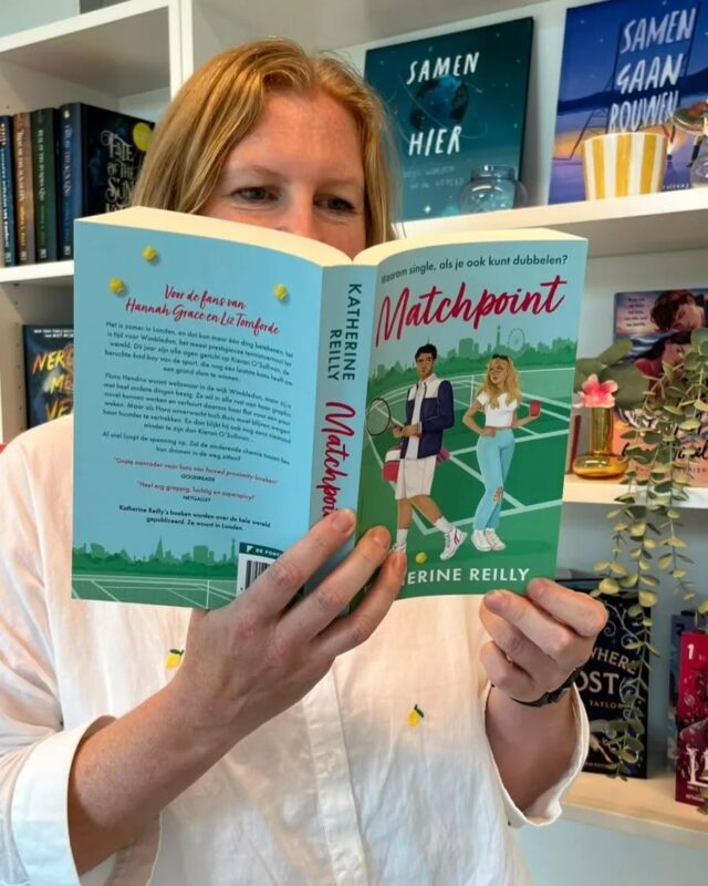 Leestips van ons voor het lange weekend! 🌸

Ester tipt: 'Matchpoint' van Katherine Reilly
'Dit is een heerlijke summer read, voor iedereen die smult van forced proximity, celebrity/sports en grumpy x sunshine romance!' 🌶️🎾

Sanne tipt: 'Emily Wildes atlas der Anderlanden' van Heather Fawcett 
'Voor alle feelgoodlezers die ook van fantasyboeken houden, of voor iedereen die wel eens een fantasyserie wil proberen! De Emily Wilde-serie is een heerlijke cosy fantasy over feeën, magische werelden en nog veel meer.' 🧚🍄

Mara tipt: 'Operatie liefde' van Madelon van Tilborg
'Ben je gek op feelgood met een vleugje ziekenhuisdrama, een verboden liefde en een sterke vrouw in de hoofdrol? Dan is dit jouw volgende boek! Perfect voor fans van Grey’s Anatomy.' 🏥❤️

Welk boek zou jij het liefst meteen gaan lezen?
Laat het weten in de reacties!

#tipsvanhetteam #feelgoodtips #zininfeelgood #tips #tiplijst