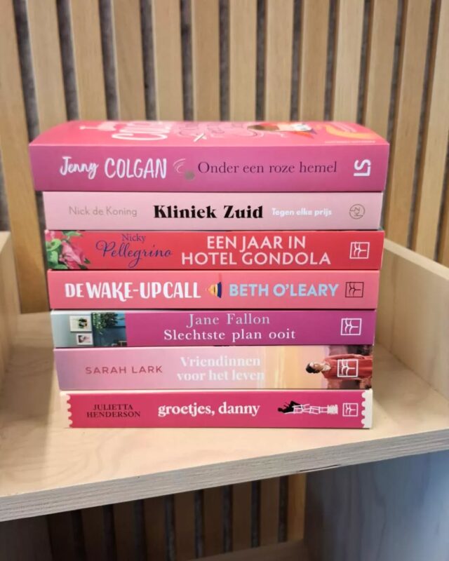 Onze lievelingskleur? 💕 
Ehm...

Roze! En zeker roze boeken💗 ;-)

Heb jij veel roze boeken in je kast? 

#lekkerroze #welovepink #zininfeelgood #roze #boekenstapel #feelgoodstapel #tbr